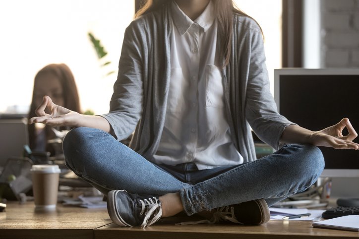 4 POSTURAS DE YOGA PARA LIBERARTE DEL ESTRÉS 4 POSTURAS DE YOGA PARA LIBERARTE DEL ESTRÉS
